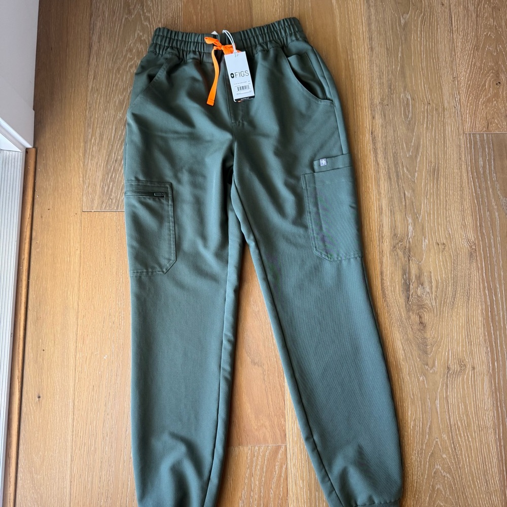 Figs NWT Technical Collection classic joggers scrubs XS / Tall, Moss color
